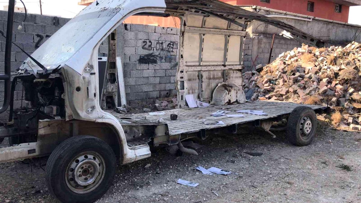 Hacizli araçları parçalayıp, satarken suçüstü yakalandı
