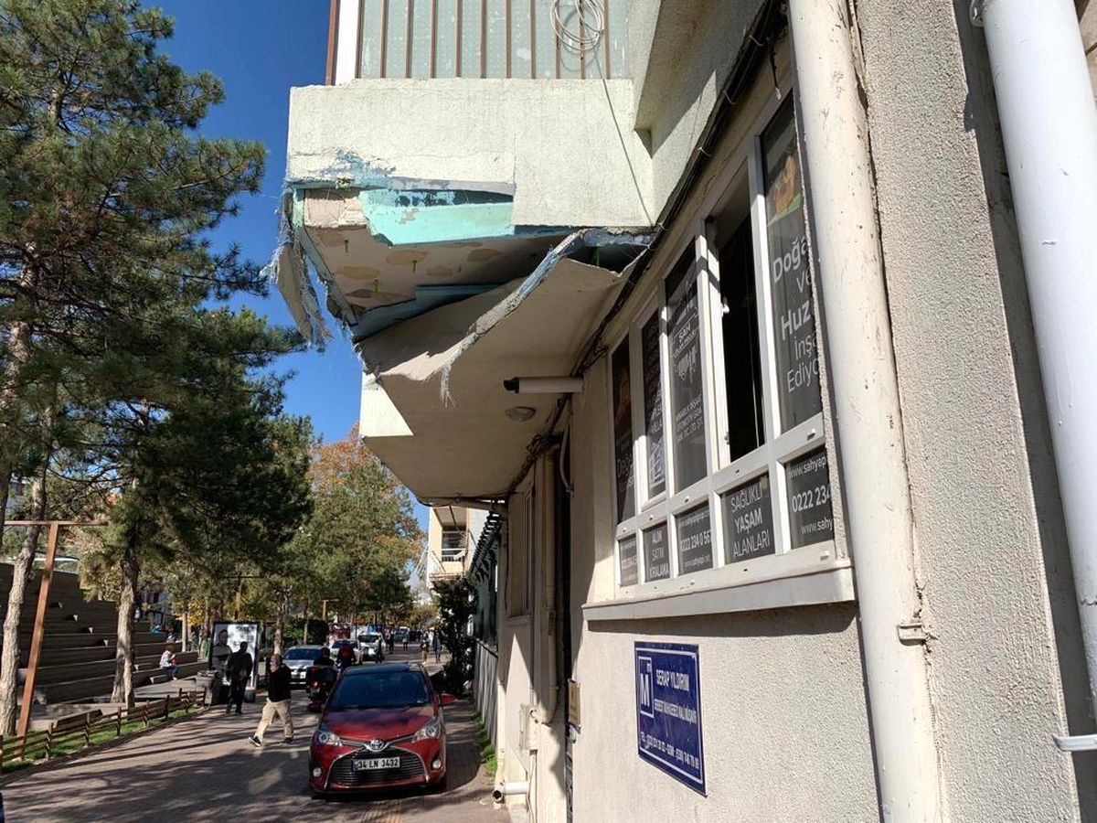 Hasarlı balkon can güvenliğini tehlikeye atıyor