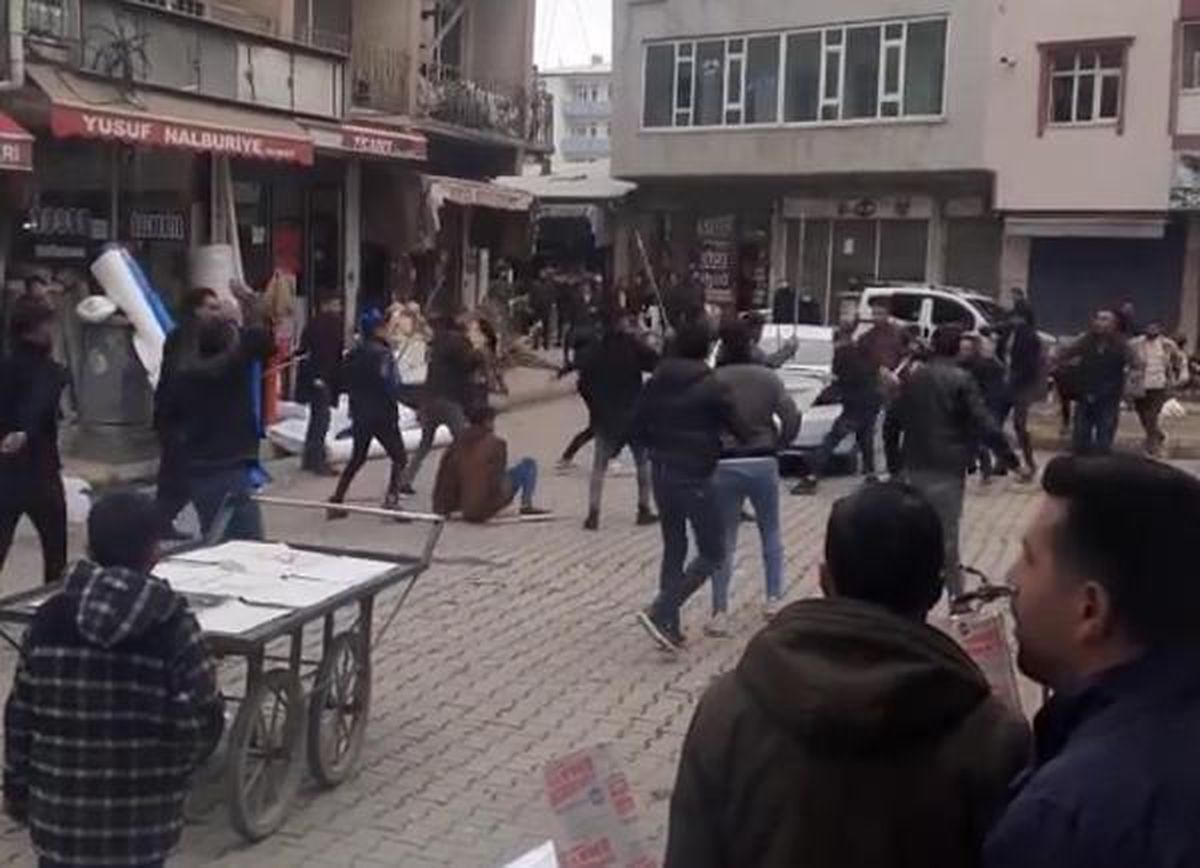 Iğdır\'da sokak ortasında taşlı, sopalı, keserli kavga