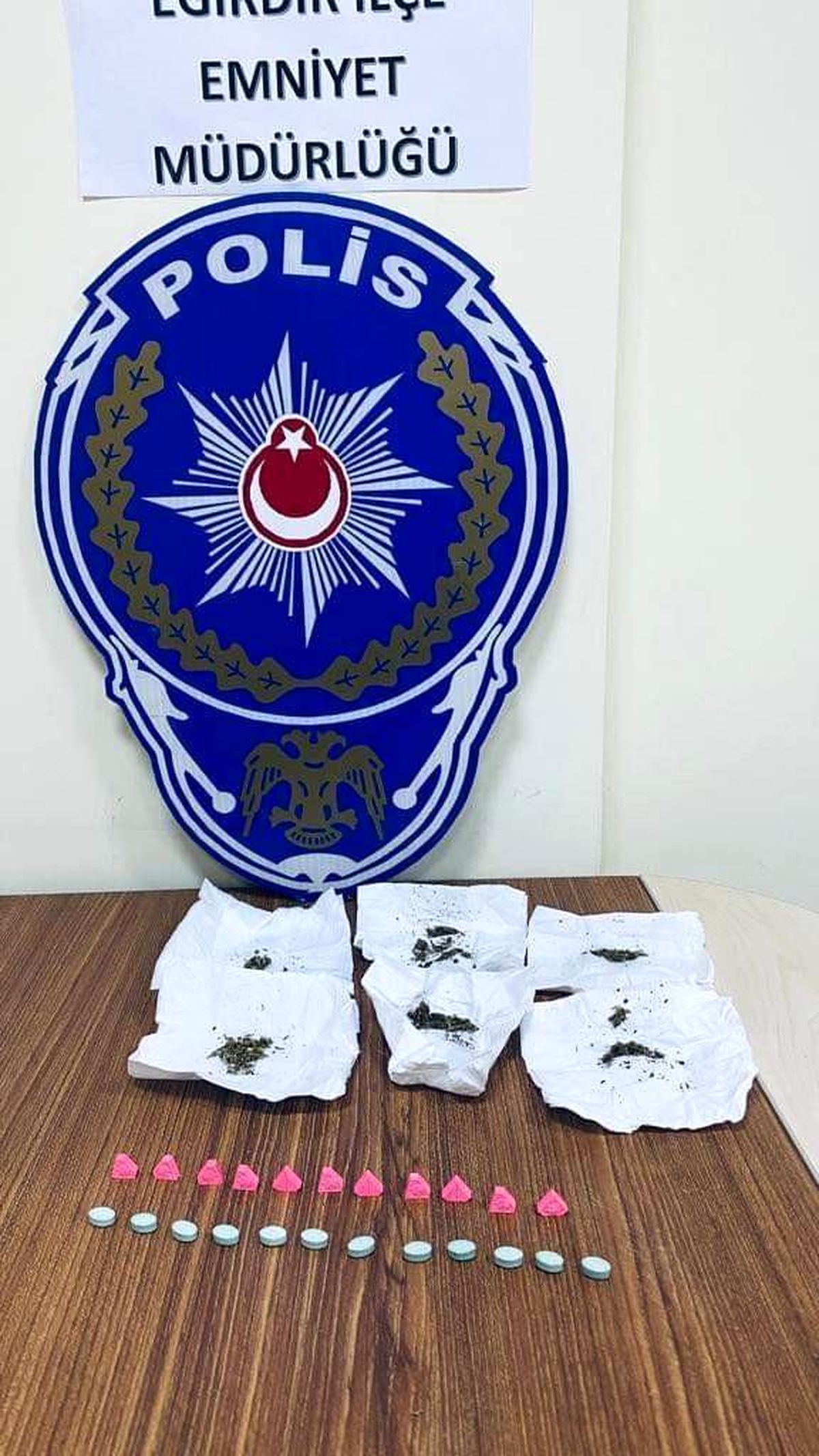 Isparta\'da eğlence merkezlerine uyuşturucu temin eden zanlı tutuklandı