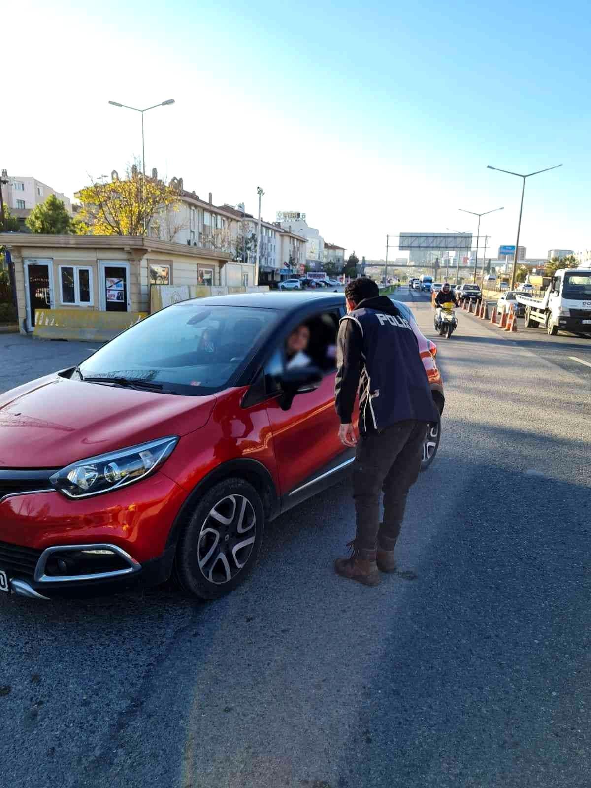 İstanbul\'da denetimde sürücülere araç kokusu ve maske hediyesi