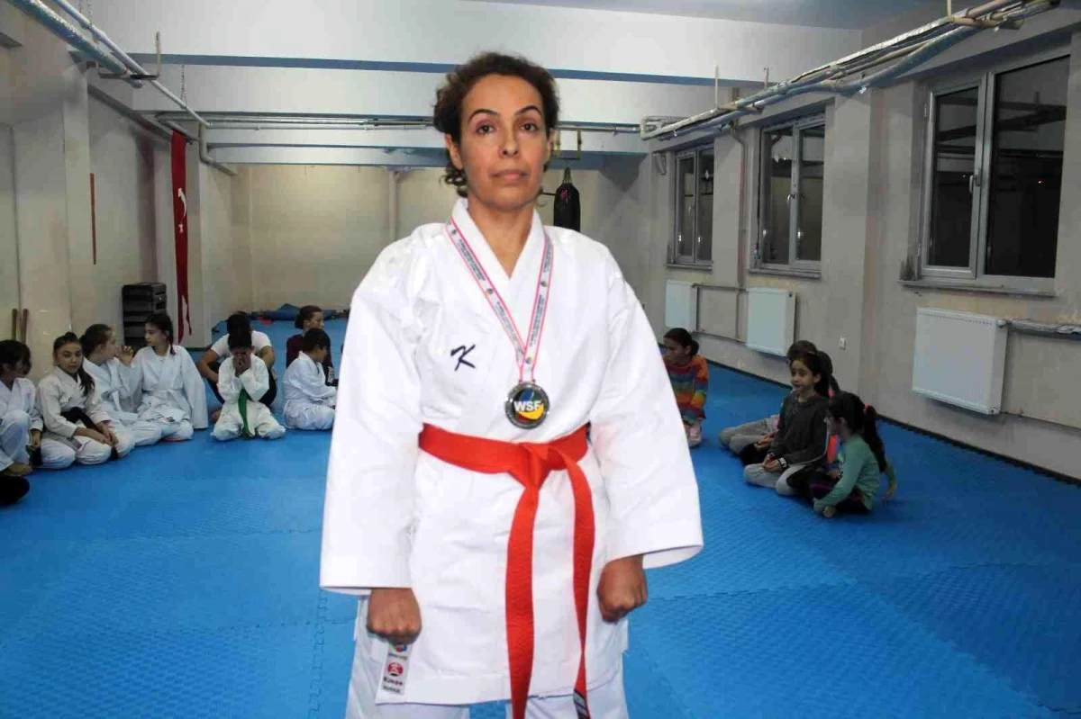 Kadın doktor karatede dünya 2.\'si oldu