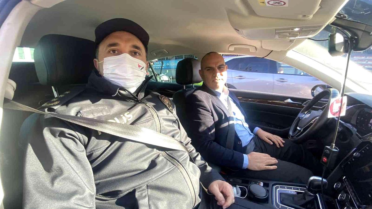 Son dakika haberi... Kağıthane Kaymakamı ve Emniyet Müdürü direksiyon başına geçip emniyet kemerlerini taktı