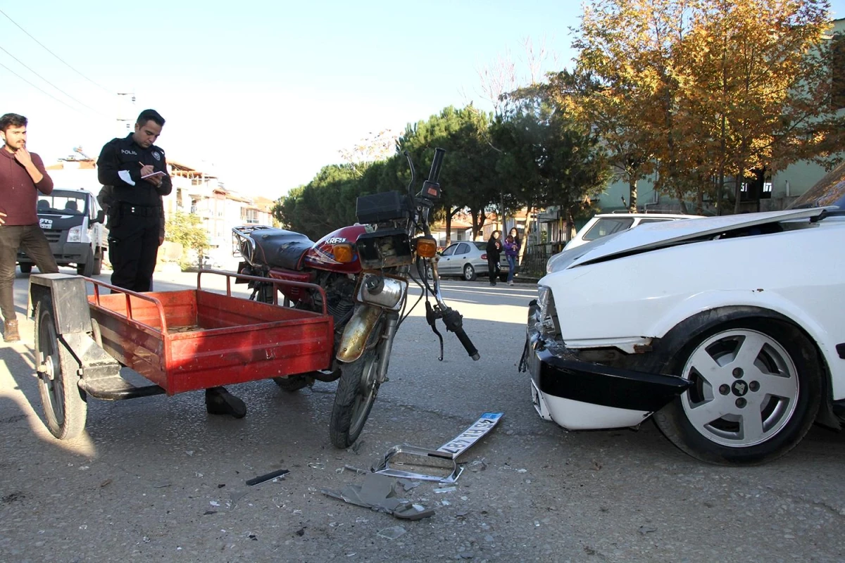 Kasalı motosiklet ile otomobil kafa kafaya çarpıştı: 1 ağır yaralı