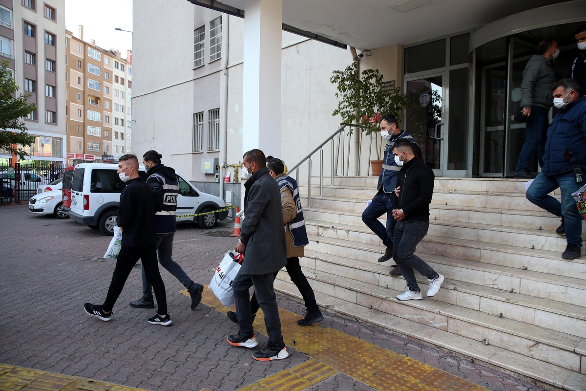 Kayseri\'de aralarında firari hükümlülerin de bulunduğu 15 kişi yakalandı