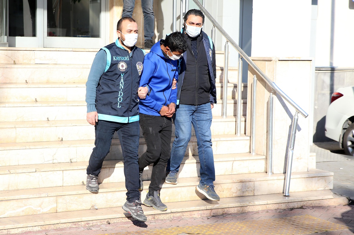 Kayseri\'de çalıntı motosikletle kapkaç yaptıkları iddiasıyla 2 zanlı yakalandı