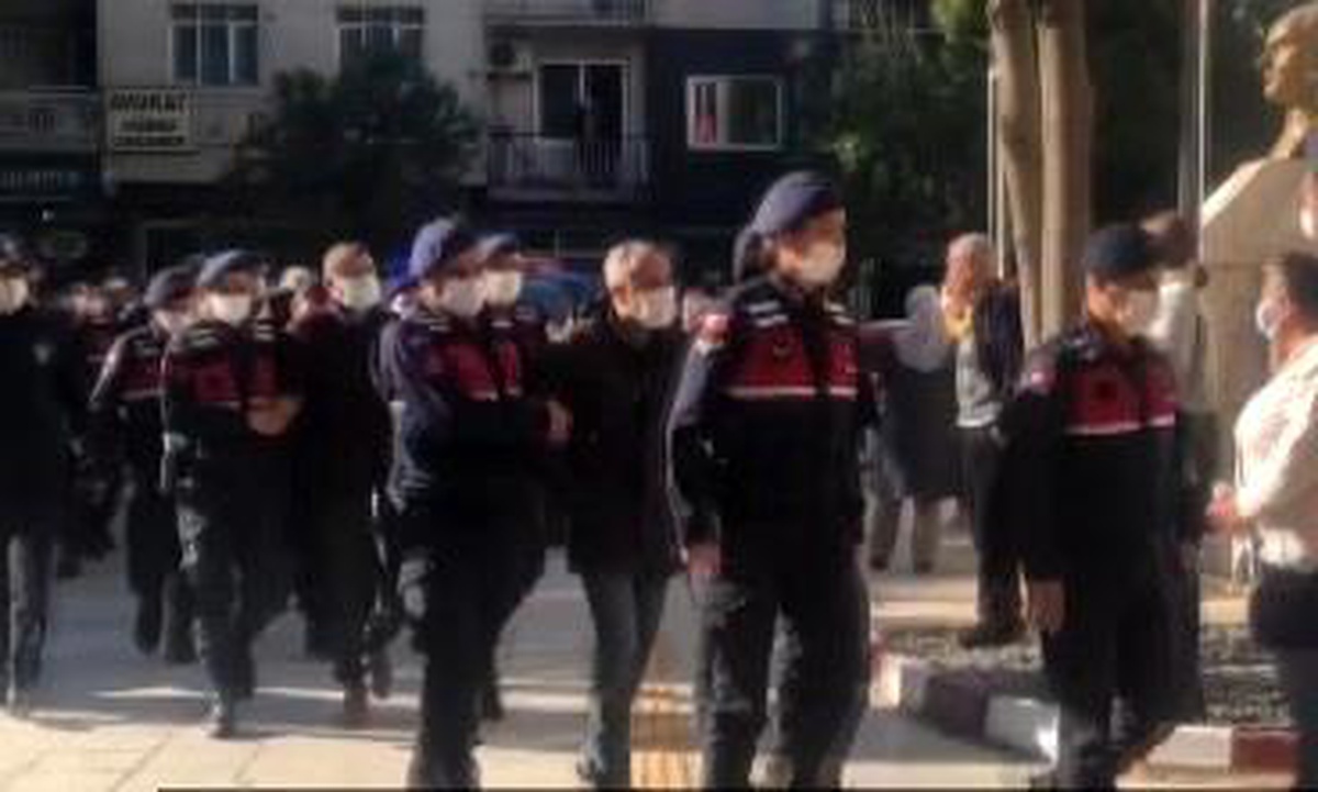 Son dakika haber: Kemalpaşa Belediyesine rüşvet operasyonunda flaş gelişme: 11 kişi adliyede
