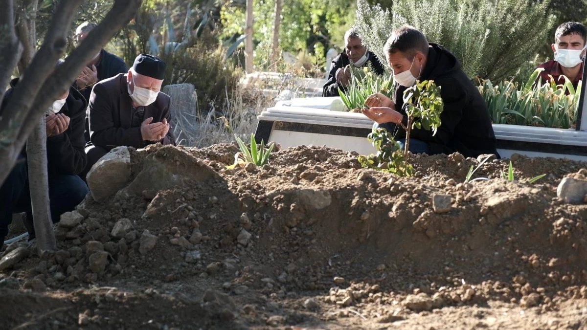 Son dakika haberi! Kimsesizler mezarlığına defnedildiği anlaşılan kayıp gencin cenazesi Mersin\'de toprağa verildi