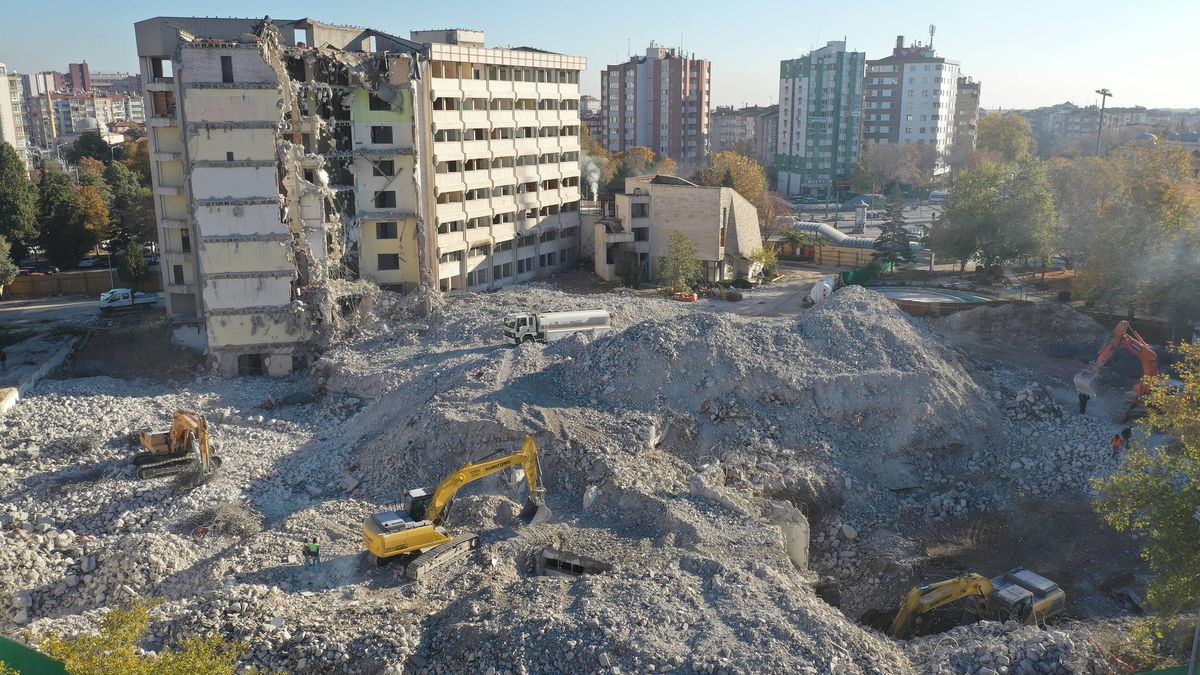 Konya\'da depreme dayanıklı olmayan eski belediye binasında yıkım çalışmaları sürüyor
