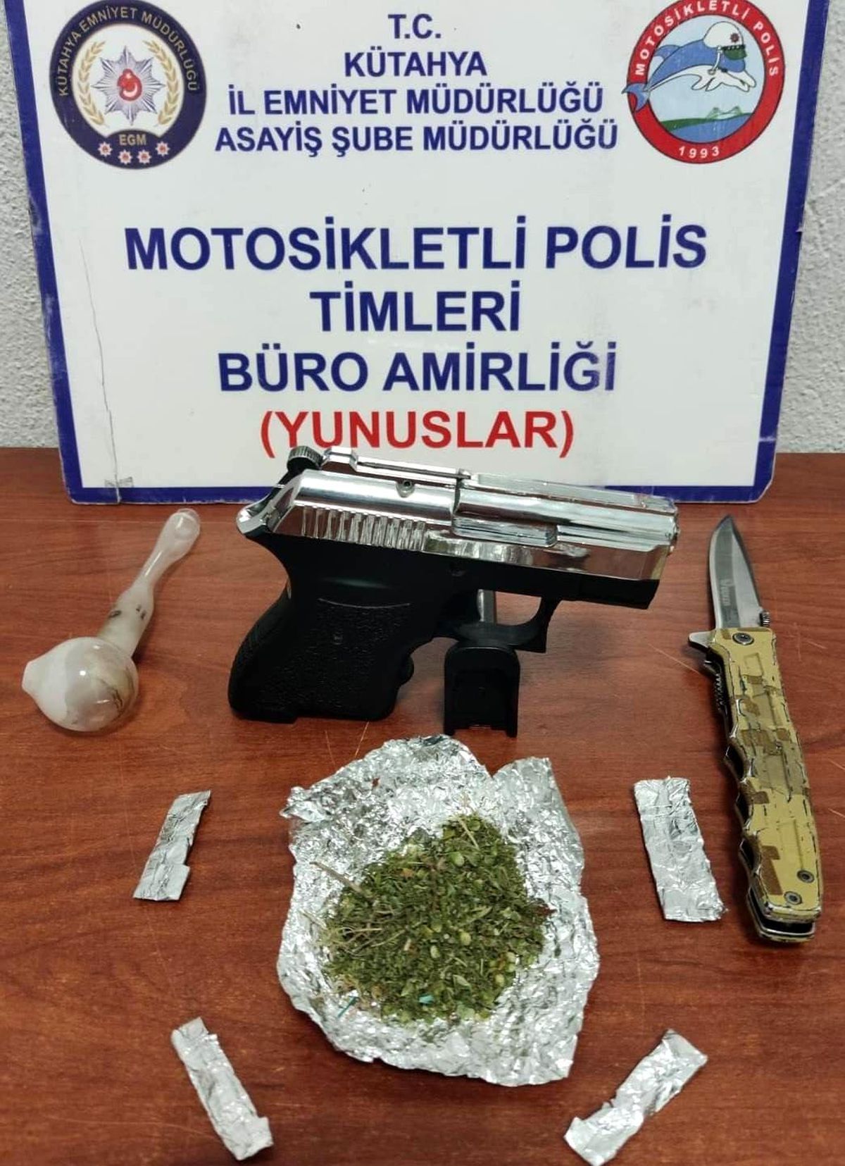 Kütahya\'da uyuşturucu madde ve ruhsatsız tabanca ele geçirildi