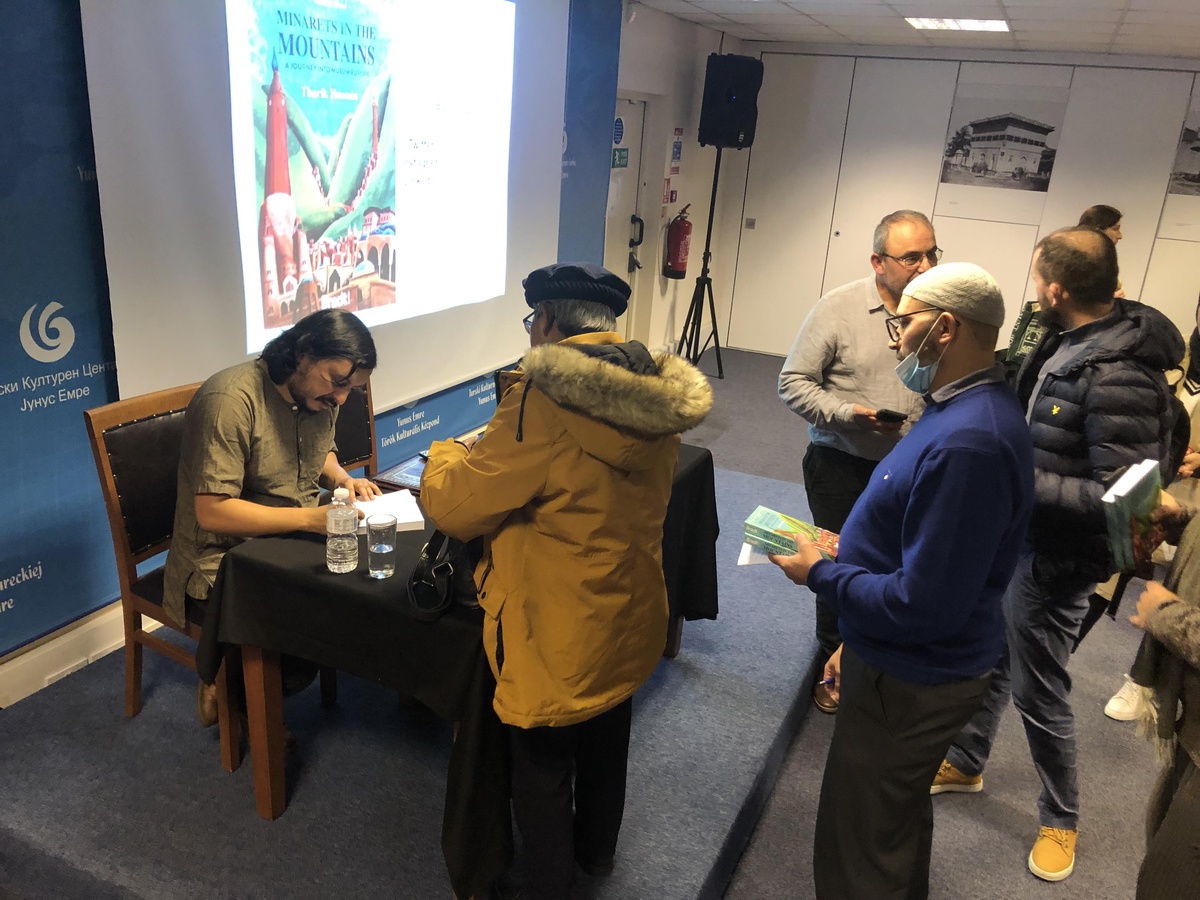 Londra Yunus Emre Enstitüsünde yazar Tarık Hüseyin\'le söyleşi ve imza günü düzenlendi
