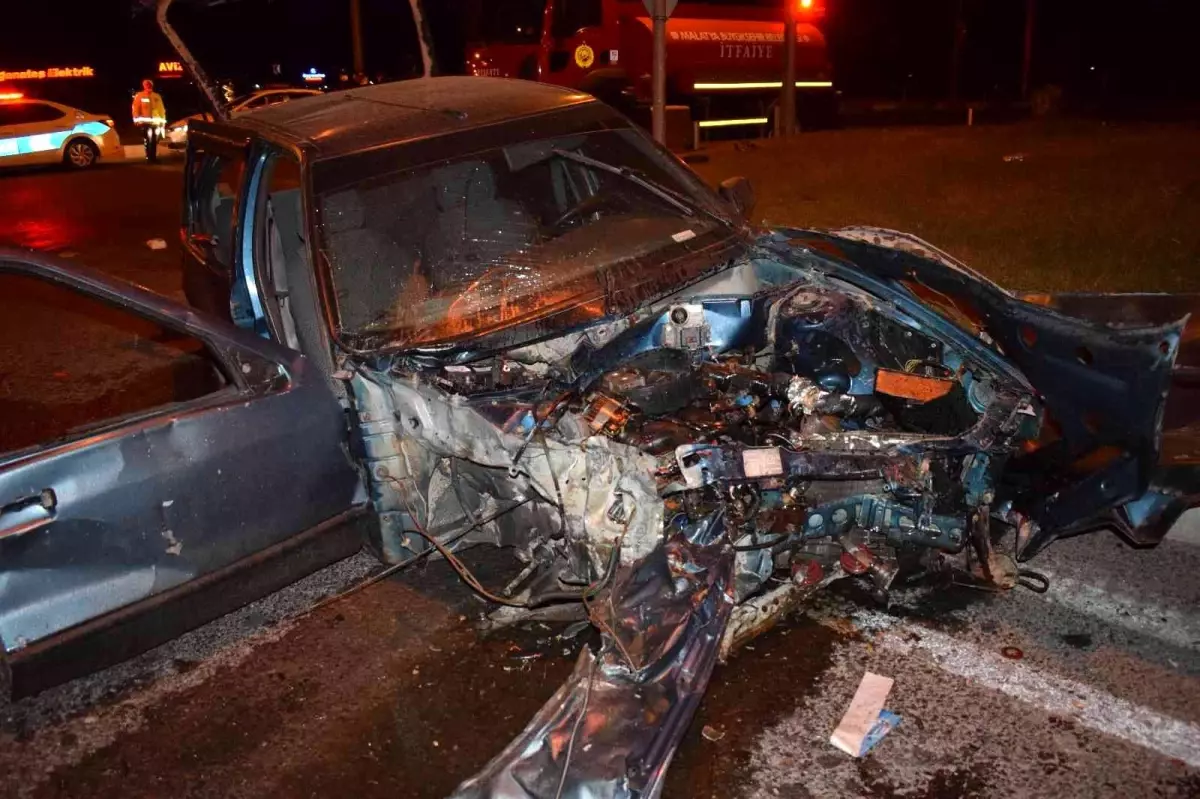 Malatya\'da tır otomobili biçti: 1\'i ağır 3 yaralı