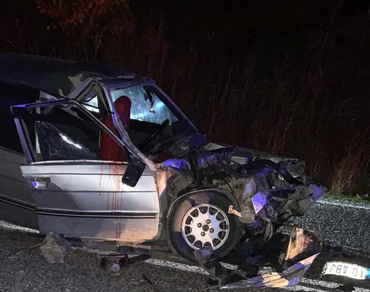 Manisa\'da otomobil traktöre çarptı: 1 ölü, 6 yaralı