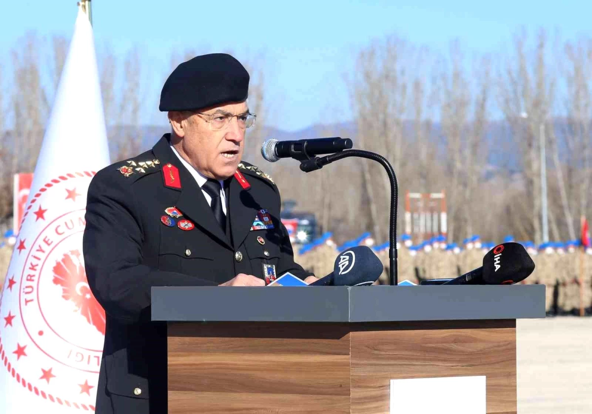 Mezun olan 2 bin 167 uzman erbaş yemin etti: Komandoların gösterisi nefes kesti