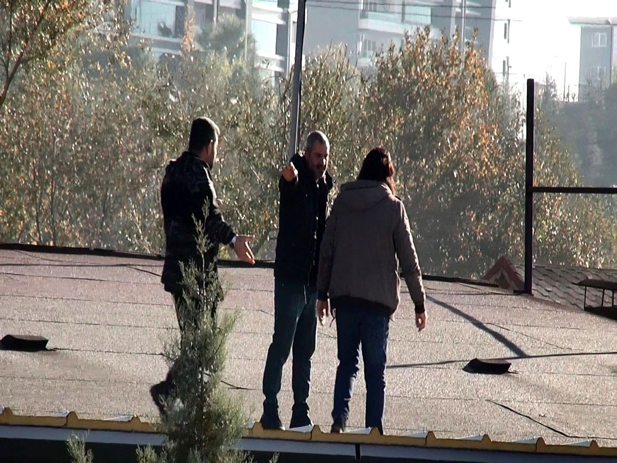 "Müteahhitten alacağım var" diyerek çatıya çıktı