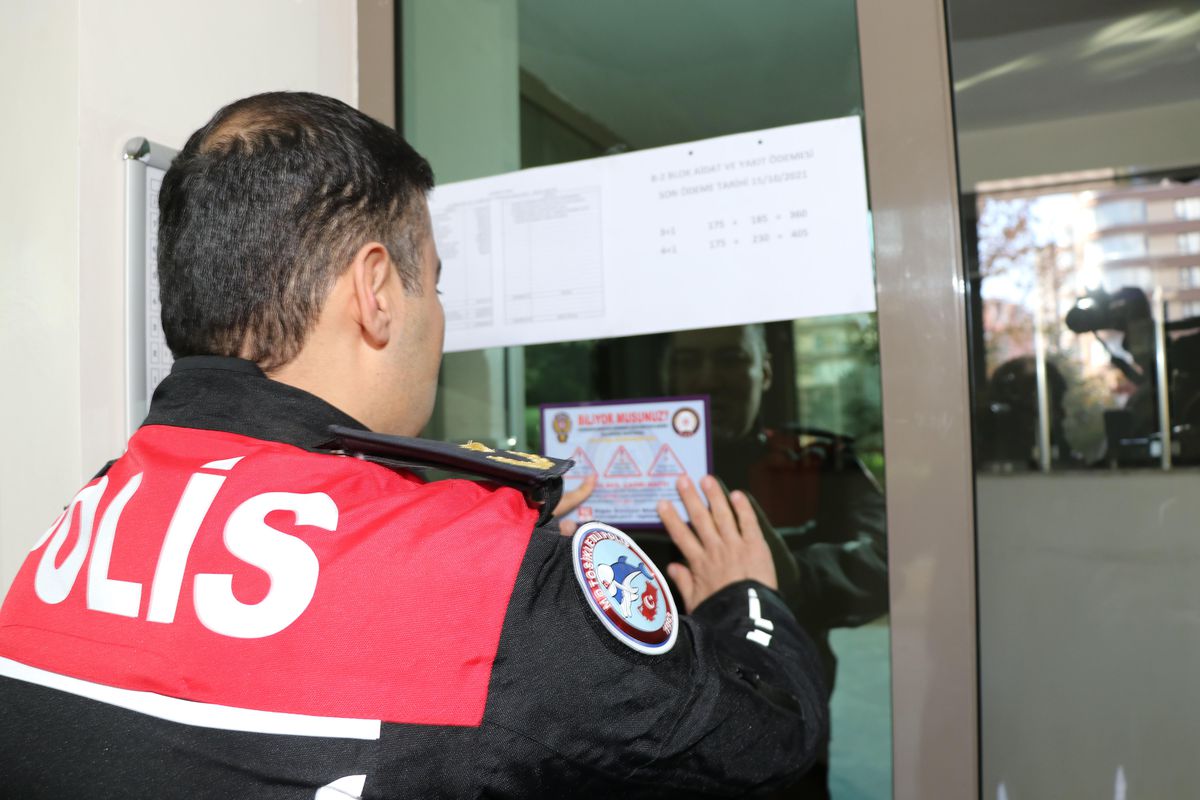Son Dakika | Niğde\'de polis ekipleri, hırsızlara karşı bina girişlerine bilgilendirici çıkartma yapıştırdı