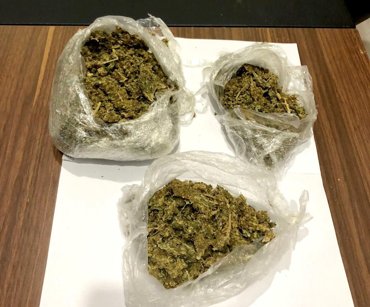 Okul servisinden 240 gram esrar çıktı
