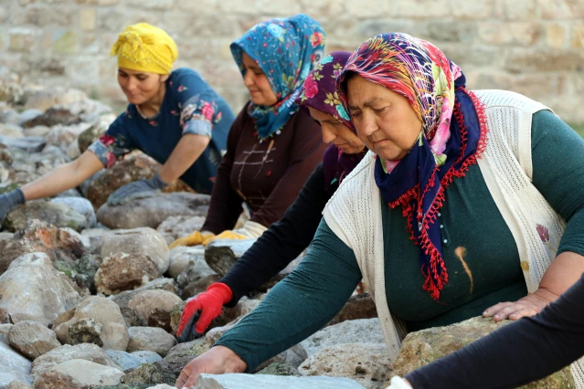 Payas'taki arkeolojik kazılar bölgedeki kadınlara kazanç kapısı oldu