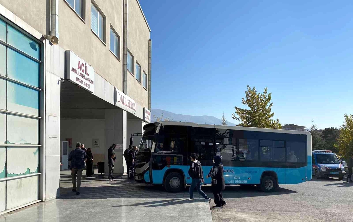 Rahatsızlanan yolcuyu saniyelerle yarışarak hastaneye yetiştirdi