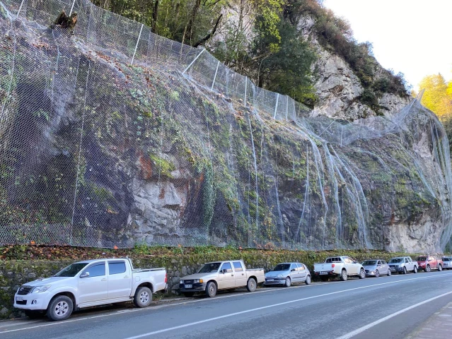 Rize'de kaya düşme riskine karşı 8 bin metrekarelik yamaç çelik ağla kaplandı