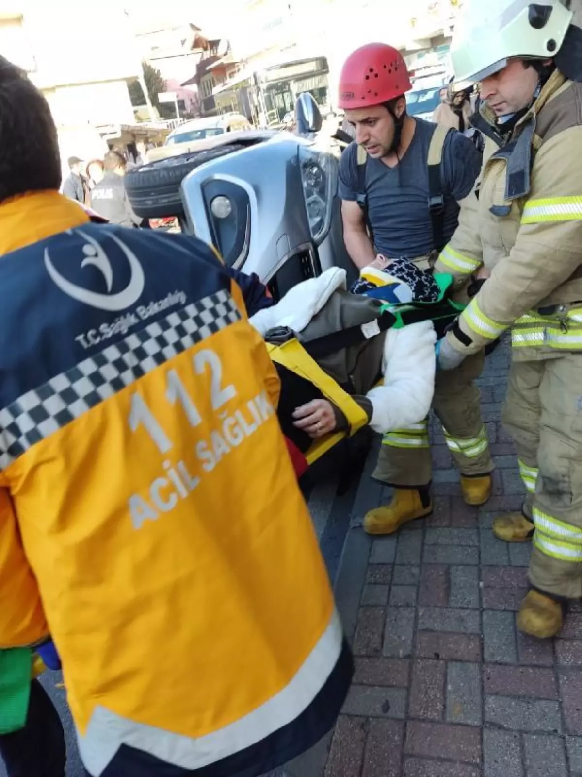 SARIYER\'DE DEVRİLEN OTOMOBİLİN SÜRÜCÜSÜ HAFİF YARALANDI