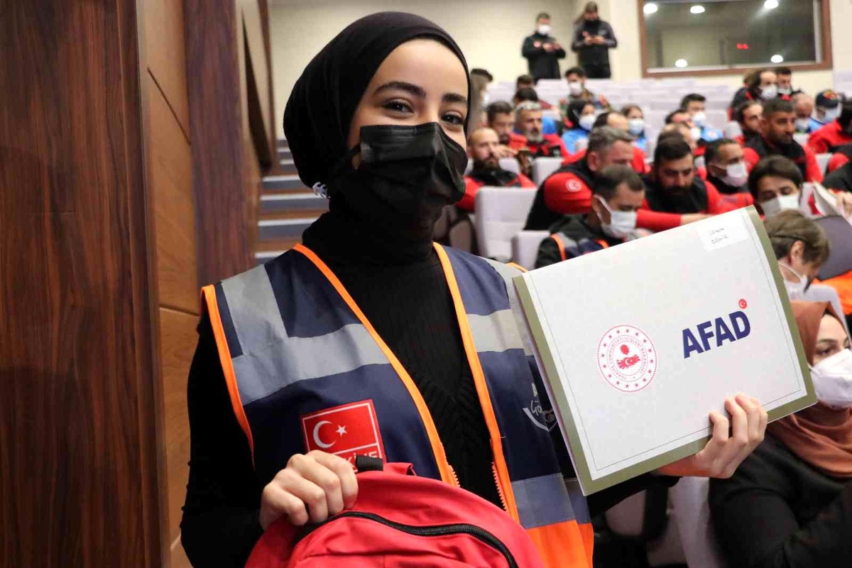 Sel bölgesine desteğe gidenlere teşekkür belgeleri verildi