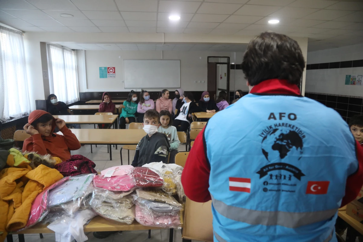 Sel felaketinden etkilenen çocuklara gurbetçi kadınlardan giyecek yardımı