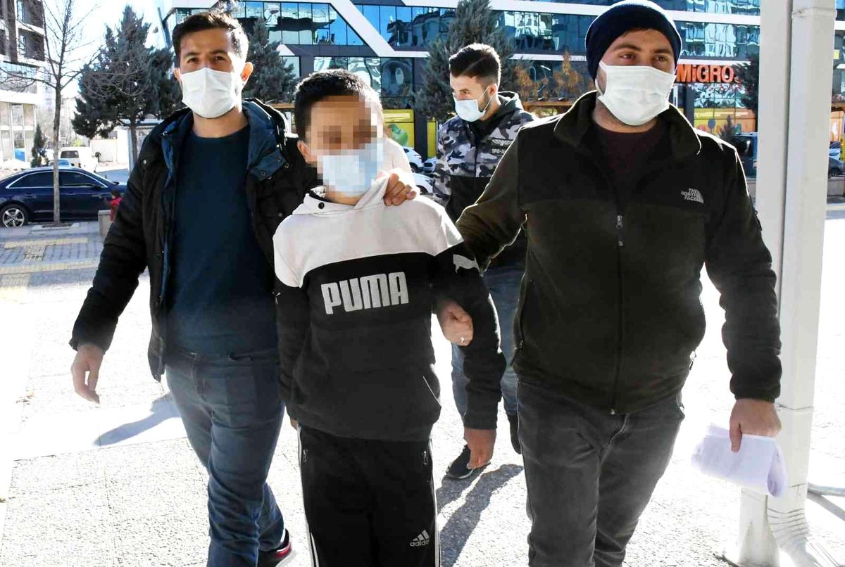 Son dakika haberleri | Sigara yüzünden arkadaşını bıçaklayarak ağır yaralayan çocuk tutuklandı