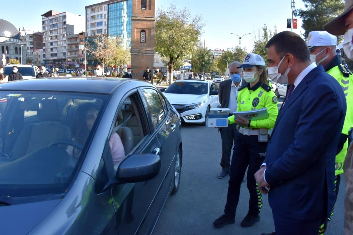 Siirt\'te sürücülere "Bi Hareketine bakar Hayat" sloganıyla emniyet kemerine dikkat çekildi