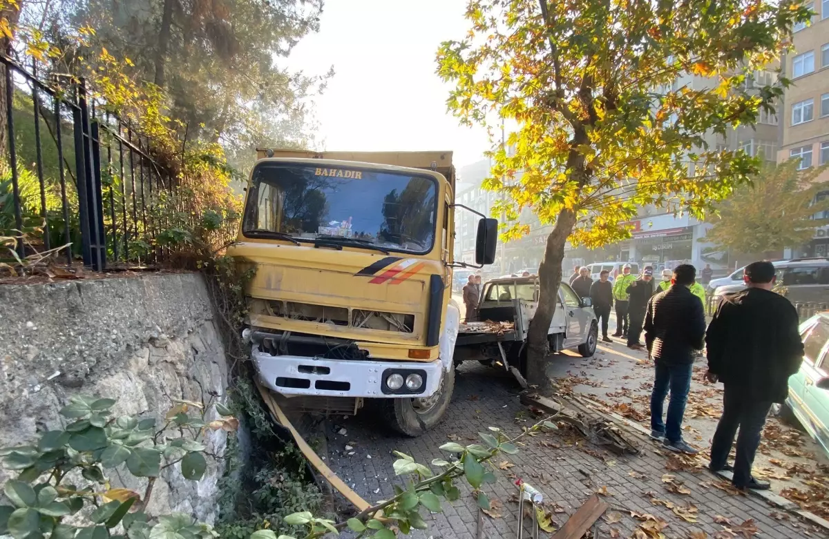 Sinop\'ta istinat duvarına çarpan kamyonun sürücüsü yaralandı