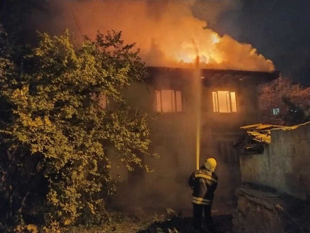 Son 2 yılda kimsenin oturmadığı iki katlı ev yandı