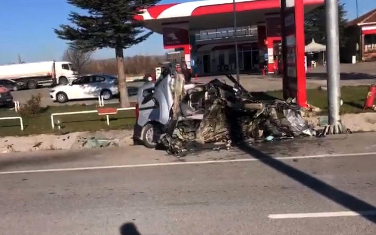 Sürücü hurdaya dönen araçtan sağ çıktı