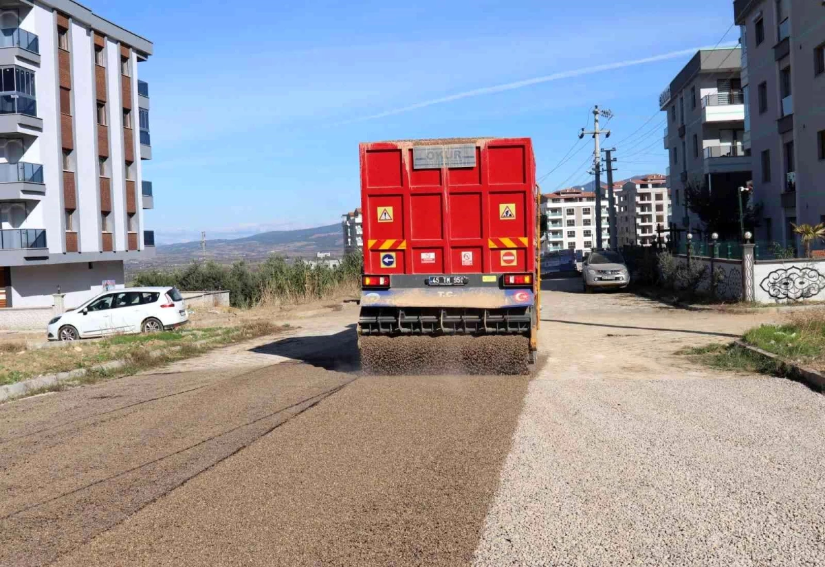 Turgutlu Belediyesi asfalt çalışmalarına devam ediyor