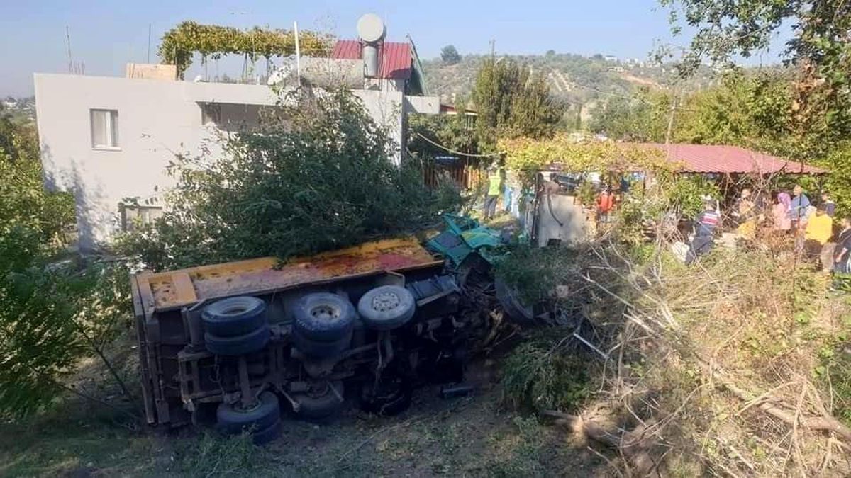 Uçuruma yuvarlanan kamyonun şoförü hayatını kaybetti