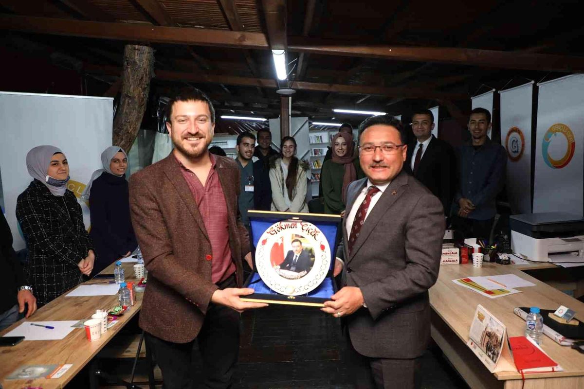 Vali Çiçek gençlerin konuğu oldu