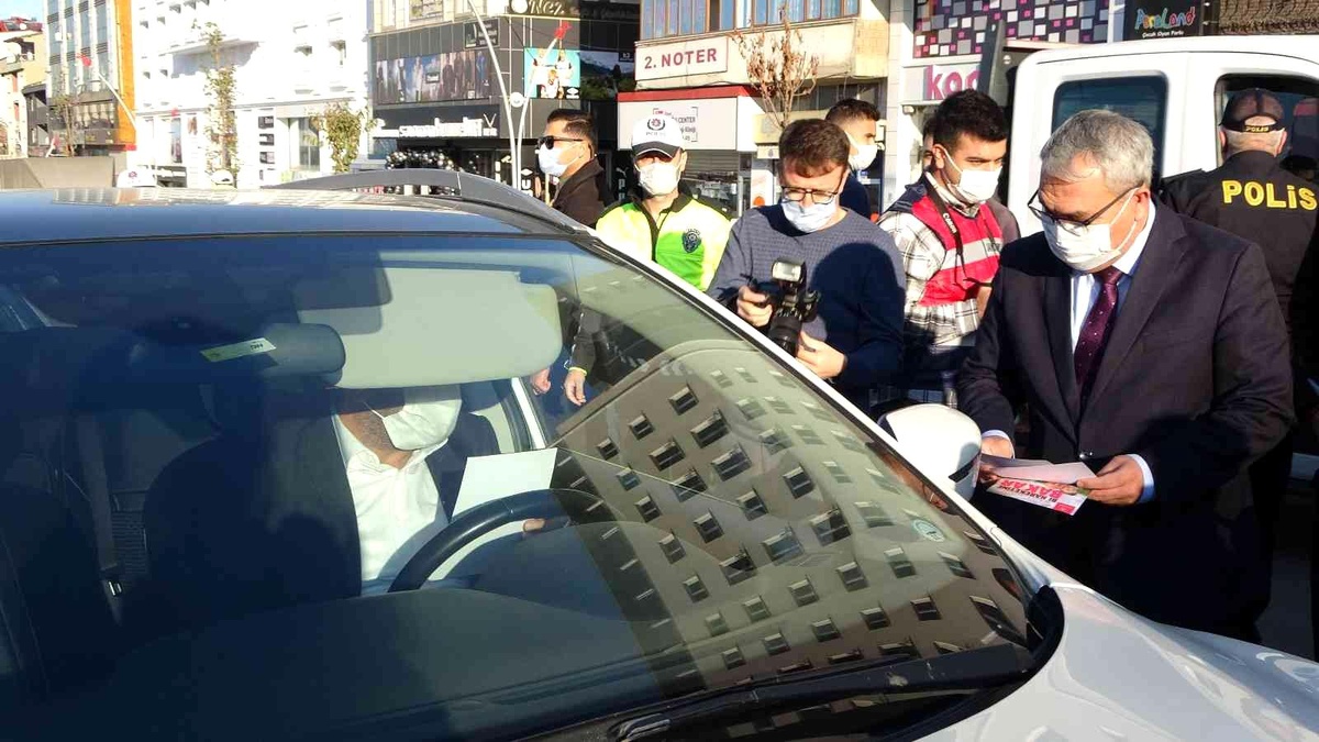 Muş Valisi Gündüzöz, "Bi Hareketine Bakar Hayat" kampanyasını sürücülere tanıttı