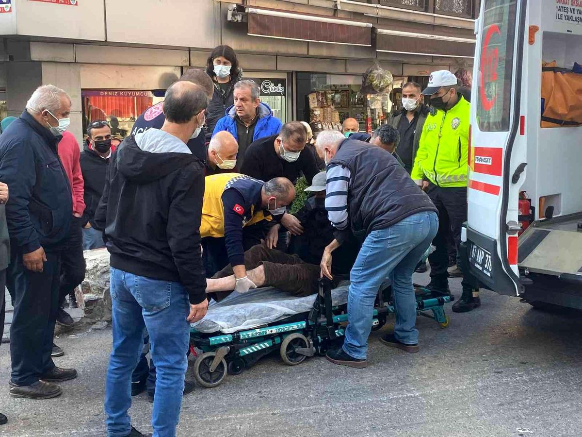 Yaşlı adam iki aracın arasında sıkışınca hastanelik oldu