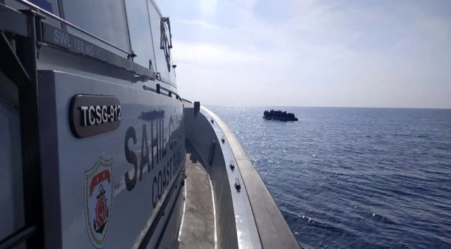 Yunanistan'ın ölüme ittiği 33 göçmen kurtarıldı