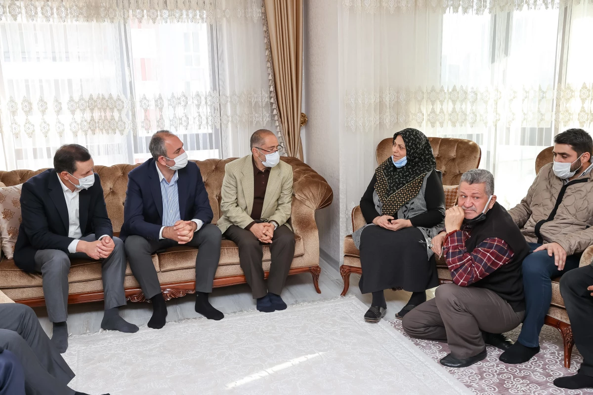 Adalet Bakanı Gül, kılıçlı saldırıda hayatını kaybeden Başak Cengiz\'in ailesini ziyaret etti