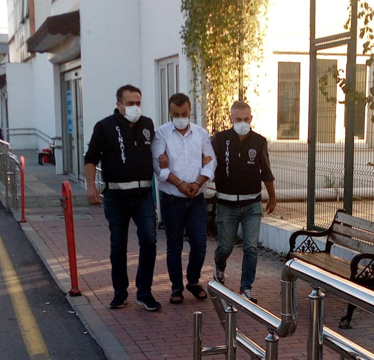 Adana\'da kanalda cesedi bulunan gencin öldürülmesine ilişkin 4 zanlı tutuklandı