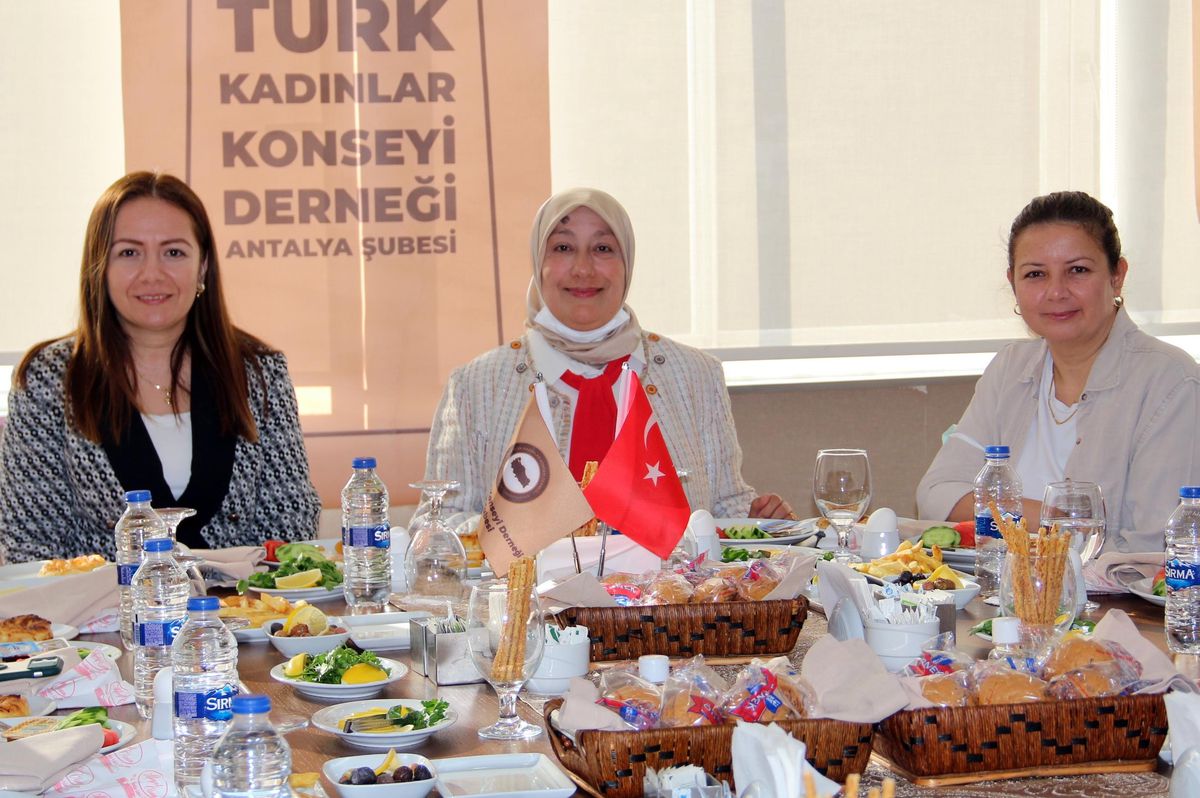 Antalya\'da "Güçlü Kadın, Aile ve Toplum" söyleşisi gerçekleştirildi