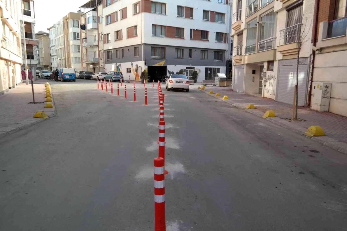 Araç yığını olan sokaklara plastik dubalı ve beton bloklu çözüm