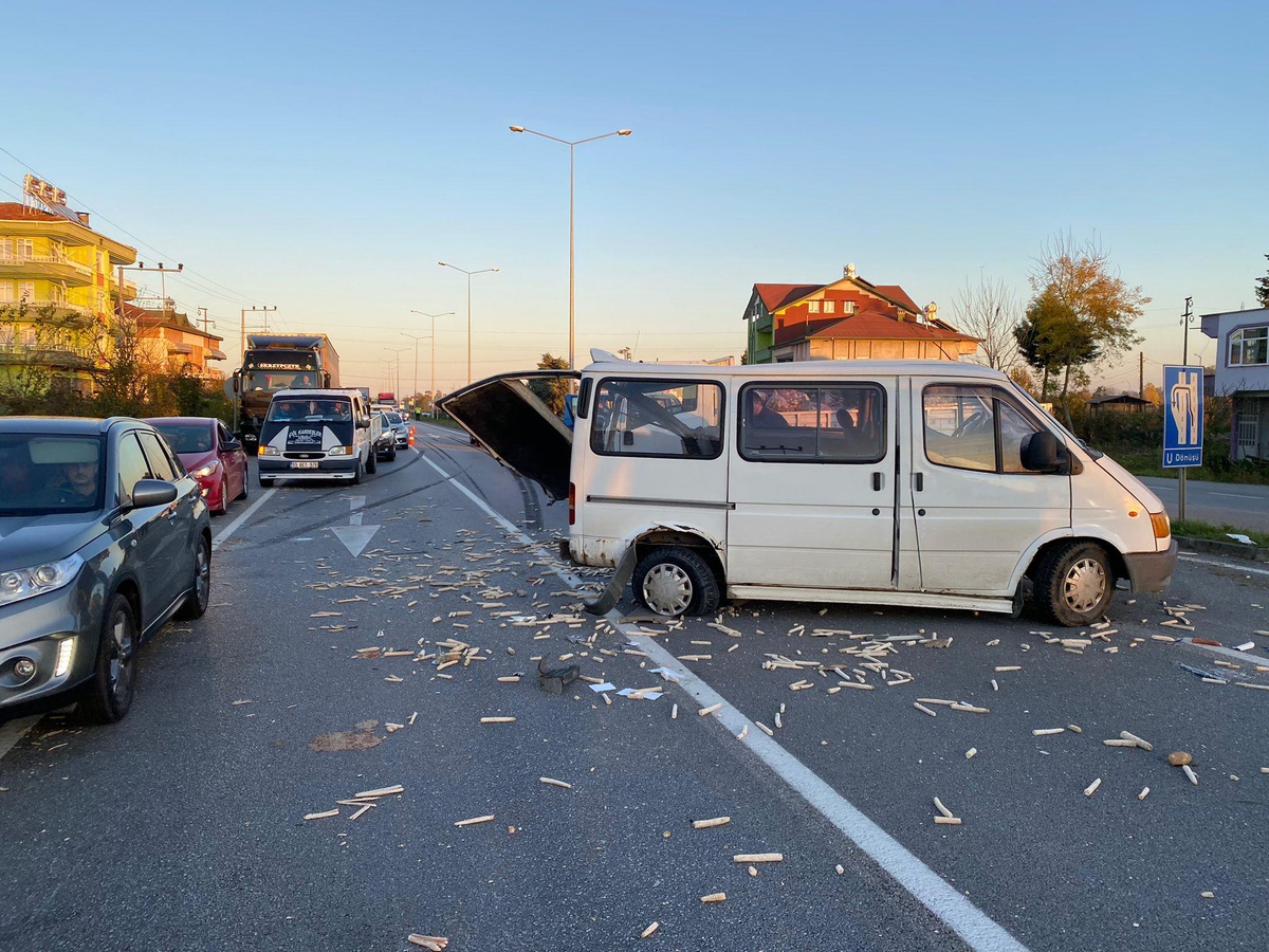 Çarşamba\'da kamyonla çarpışan minibüsün sürücüsü yaralandı