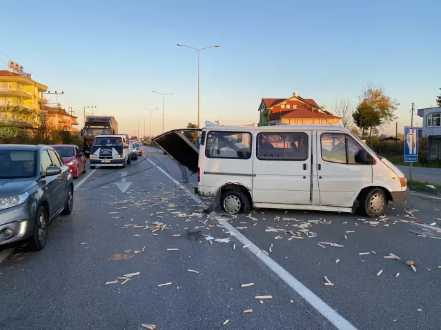 Çarşamba'da kamyonla çarpışan minibüsün sürücüsü yaralandı