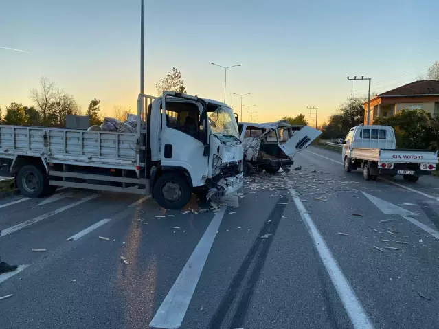 Çarşamba'da kamyonla çarpışan minibüsün sürücüsü yaralandı