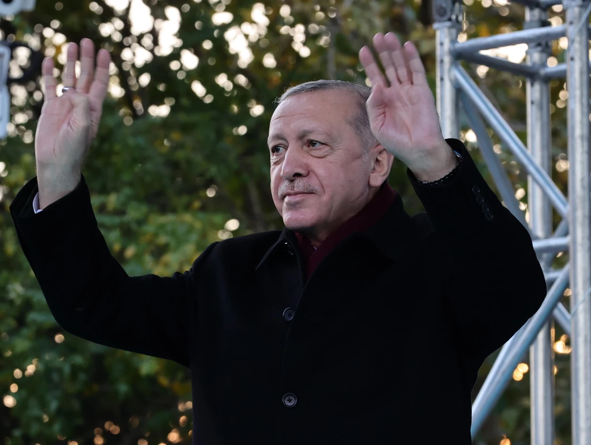 Cumhurbaşkanı Erdoğan: "Bu millete pranga vuracaklarını sananları kendilerini en güçlü hissettikleri zaman zelil eden kahramanların soyunun...