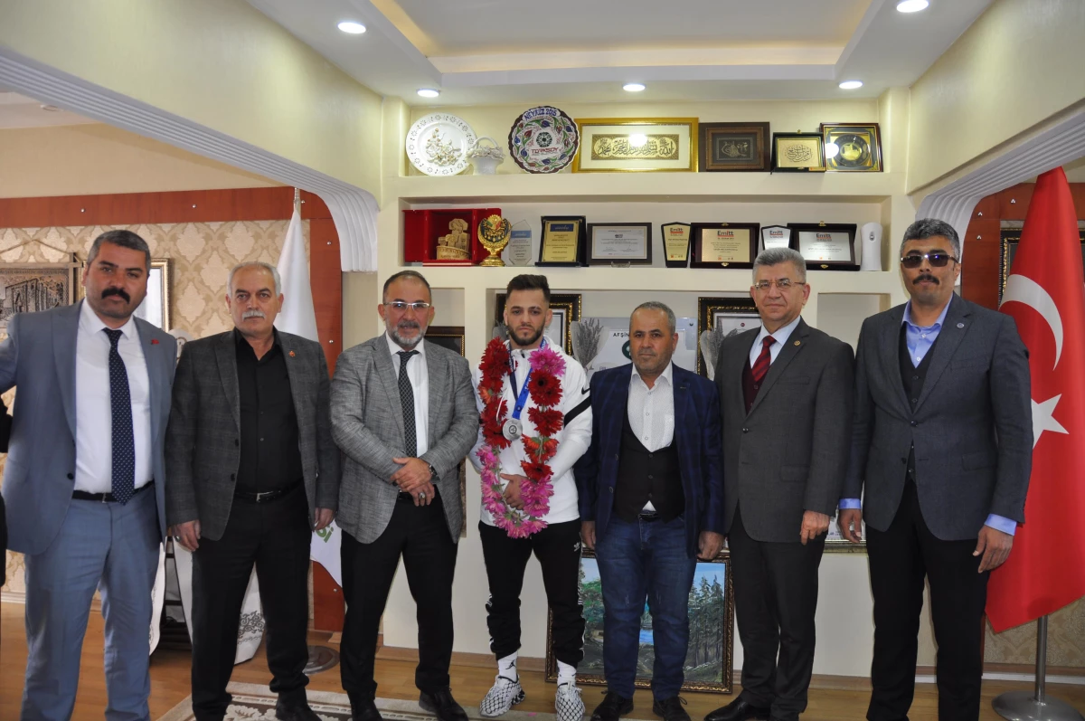 Dünya ikincisi güreşçi Ahmet Uyar, memleketi Kahramanmaraş\'ta davul zurnayla karşılandı