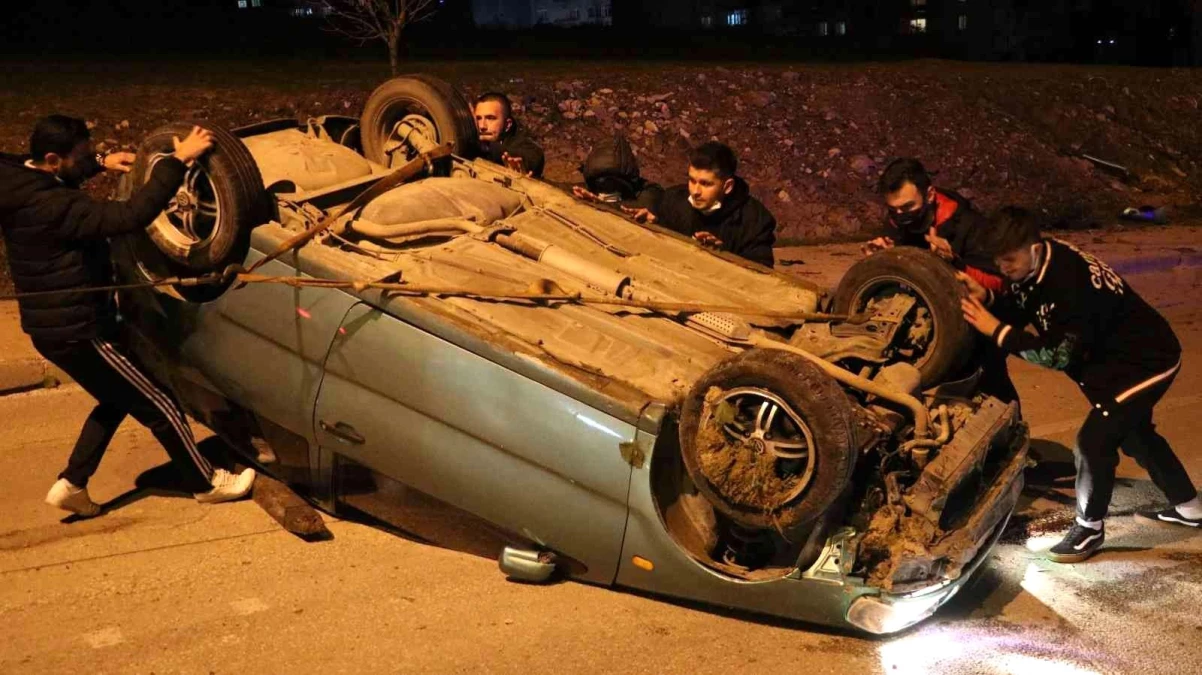 Edirne\'de kaza yapan otomobil yolun ortasında ters döndü: 2 yaralı