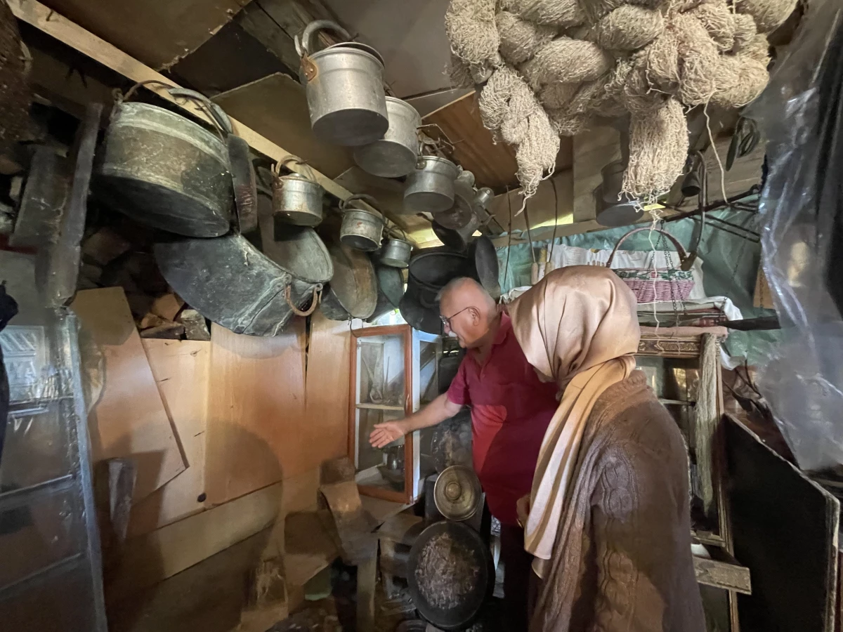 Emekli işçi biriktirdiği eski eşyayla bahçesinde "mini müze" oluşturdu