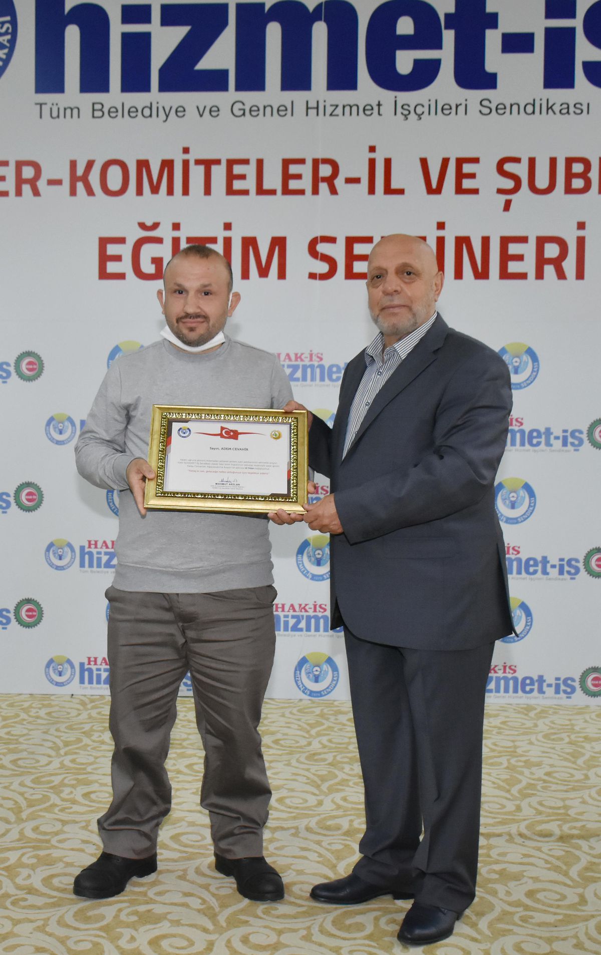Hak-İş\'ten 500 bin lira bulunan çantayı polise teslim eden işçiye teşekkür belgesi
